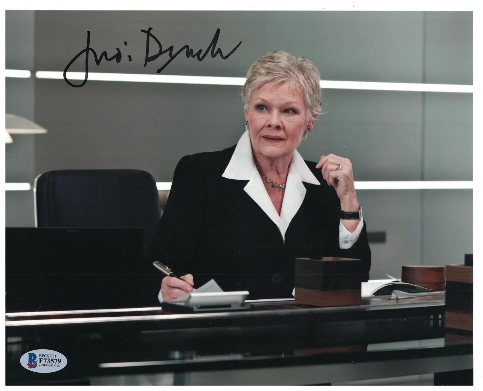 Judi Dench — Judi Dench Signed Autographed 8 x 10 Photo Actress Beckett COA