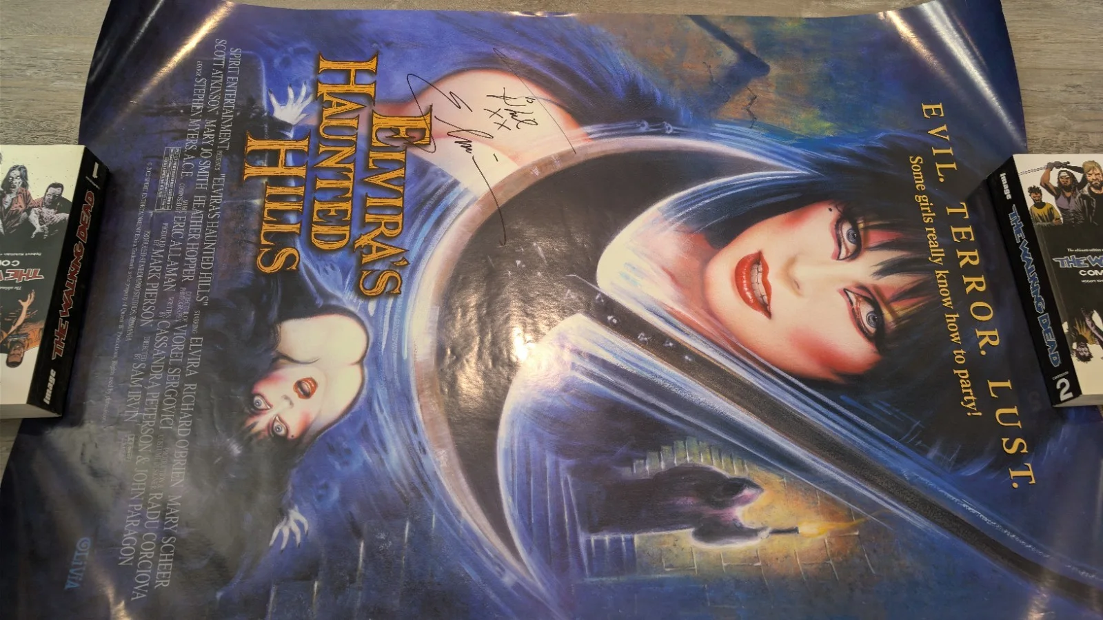 Elvira's Haunted Hills Signed Movie Poster - Cassandra Peterson Autograph, изображение 2