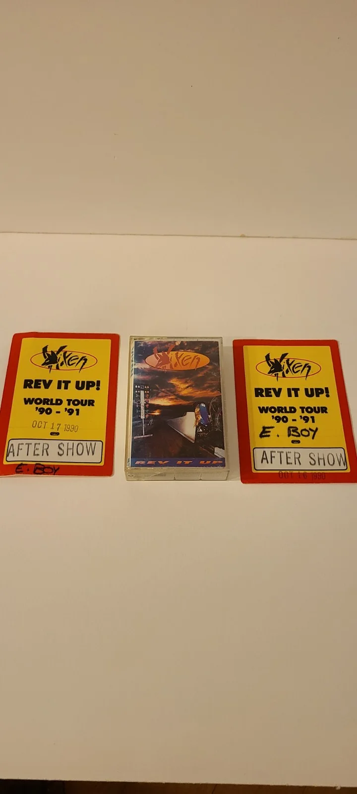 AUTOGRAPHED VIXEN Rev It Up Cassette (2 BACKSTAGE PASSES BONUS!), изображение 2