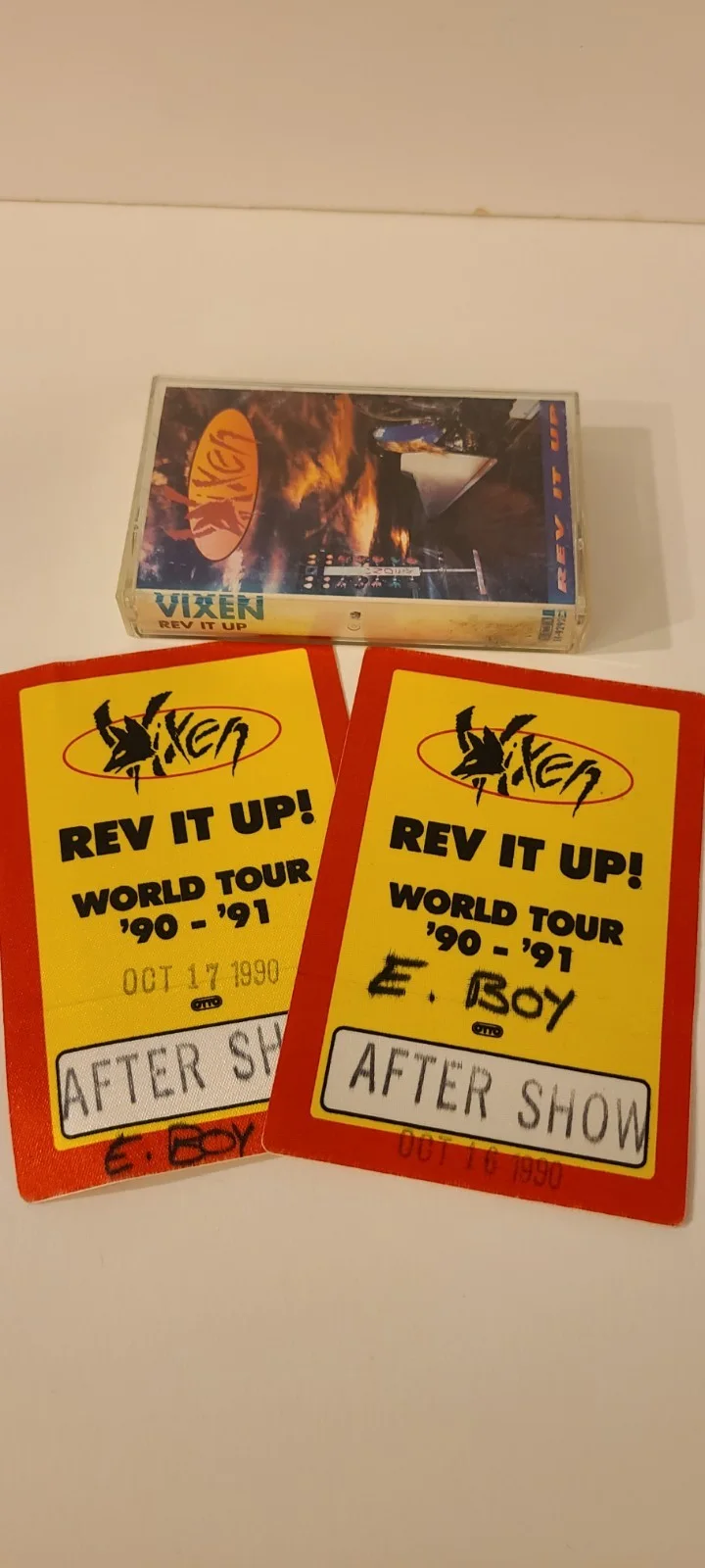 AUTOGRAPHED VIXEN Rev It Up Cassette (2 BACKSTAGE PASSES BONUS!), изображение 3