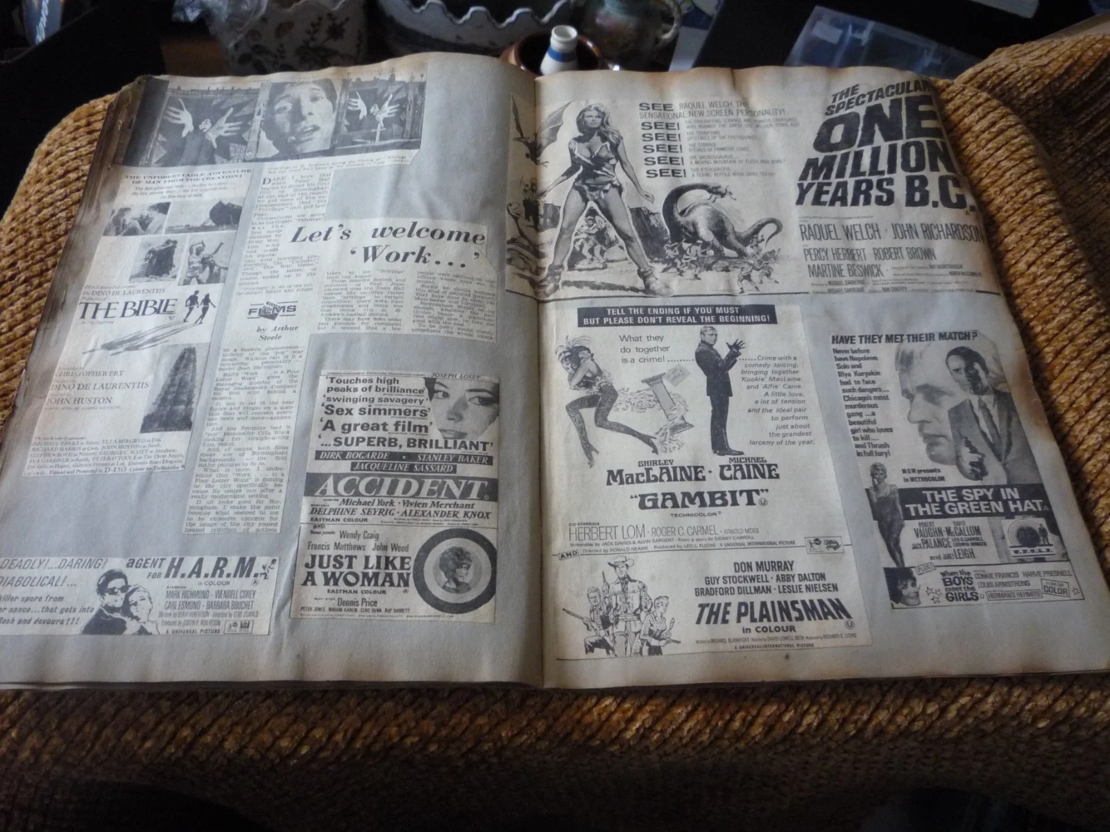 Vintage Movie Film Interest 60s Scrap Book Pictures Newspaper Cuttings Caine 007, изображение 4