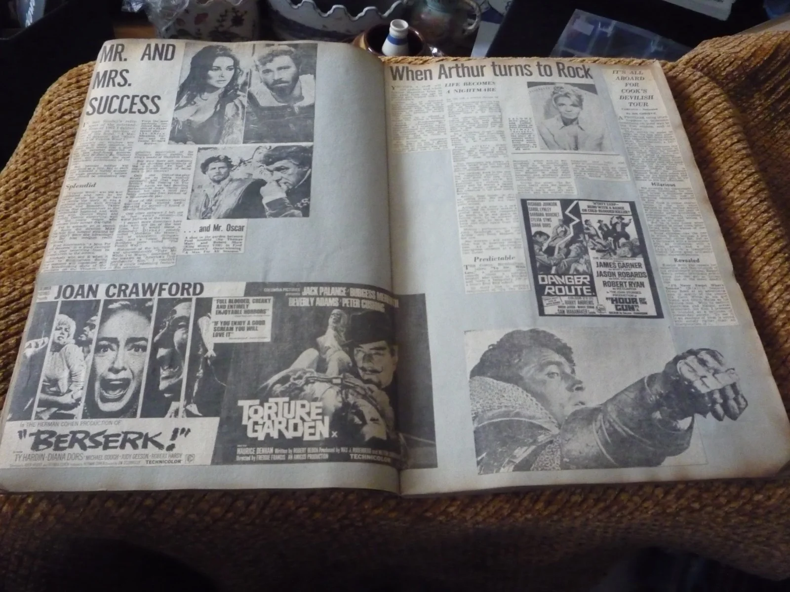 Vintage Movie Film Interest 60s Scrap Book Pictures Newspaper Cuttings Clint, изображение 3