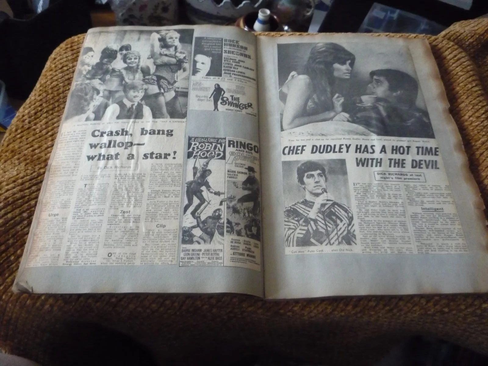 Vintage Movie Film Interest 60s Scrap Book Pictures Newspaper Cuttings Clint, изображение 4