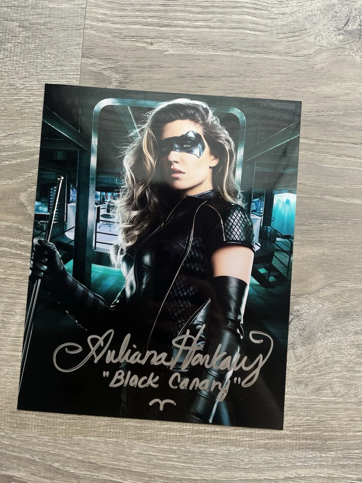 Juliana Harkavy — Juliana Harkavy Signed Black Canary Metallic 8x10 Photo ACOA COA Arrow DC, изображение 2