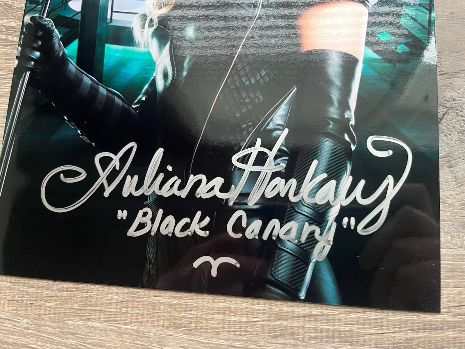 Juliana Harkavy — Juliana Harkavy Signed Black Canary Metallic 8x10 Photo ACOA COA Arrow DC, изображение 4