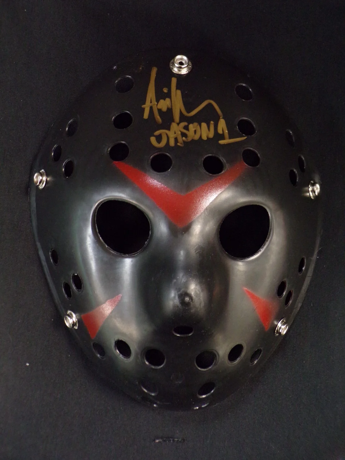 Ari Lehman — ARI LEHMAN FRIDAY THE 13TH AUTOGRAPHED BLACK JASON MASK W/ GOLD SIGNATURE & COA, изображение 2