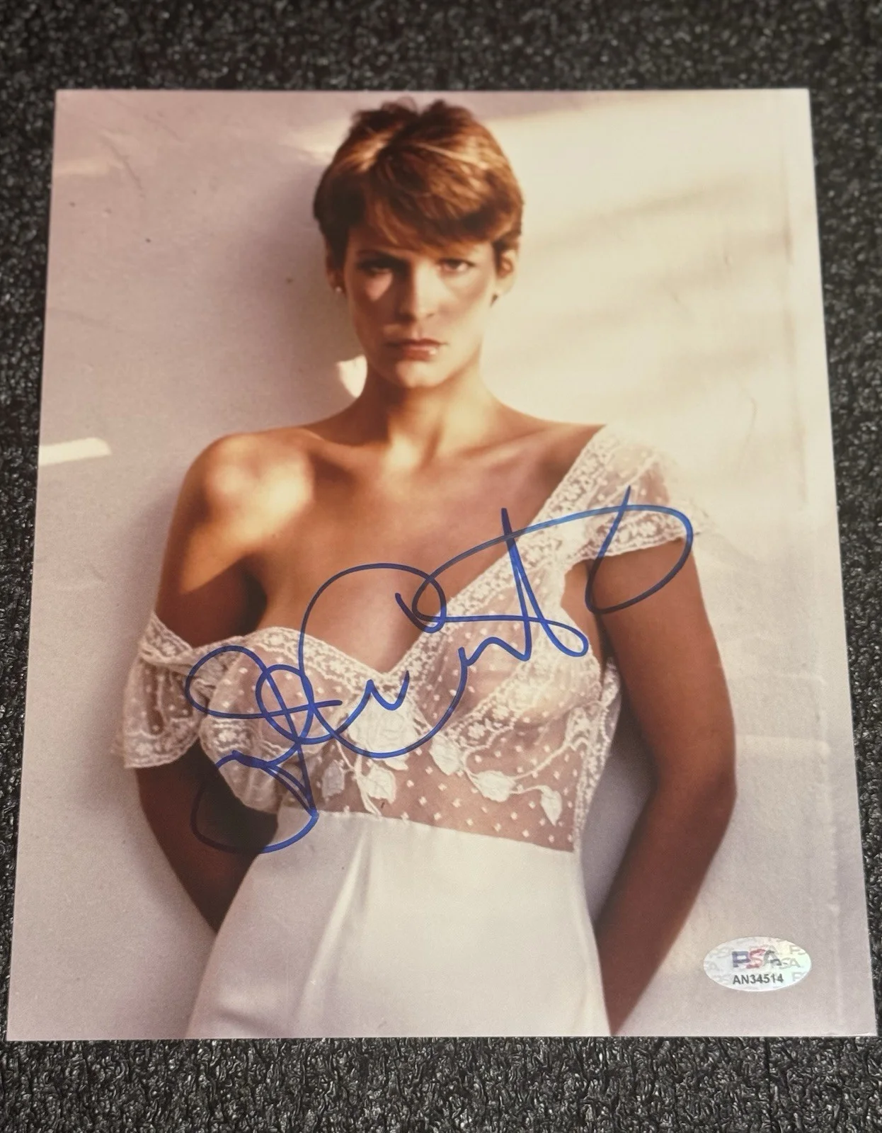 Jamie Lee Curtis — JAMIE LEE CURTIS SIGNED 8x10 PHOTO HALLOWEEN TRADING PLACES PSA JSA BAS ACOA GA