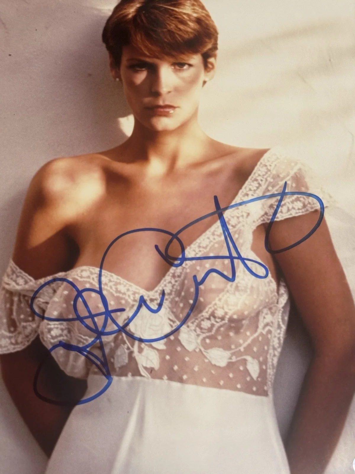 Jamie Lee Curtis — JAMIE LEE CURTIS SIGNED 8x10 PHOTO HALLOWEEN TRADING PLACES PSA JSA BAS ACOA GA, image 2