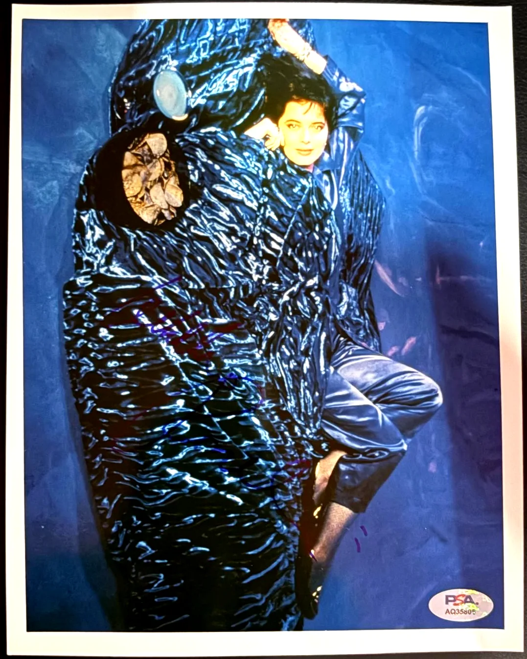 Isabella Rossellini — ISABELLA ROSSELLINI SIGNED AUTOGRAPHED 8X10 PHOTO CONCLAVE FEARLESS JOY PSA COA