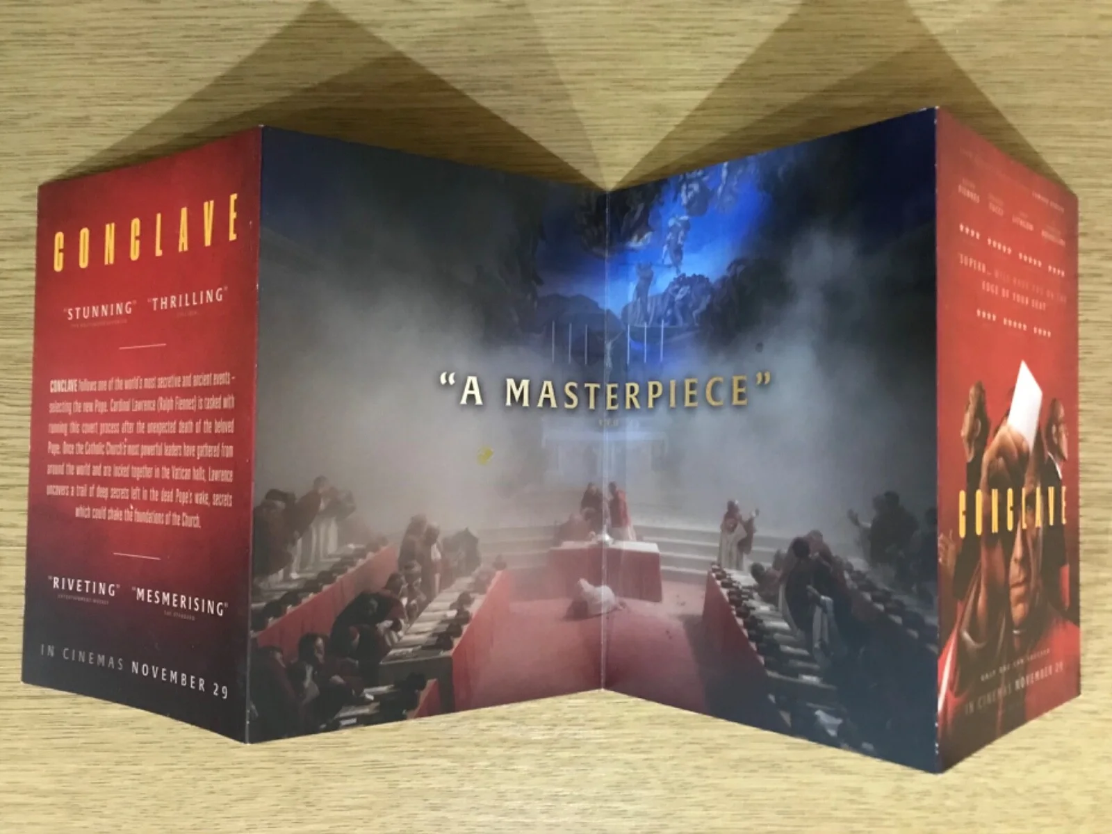 New CONCLAVE (2024) PROMO POSTCARD-SIZED SET/FOLD-OUT FLYER Ralph Fiennes Movie, изображение 2
