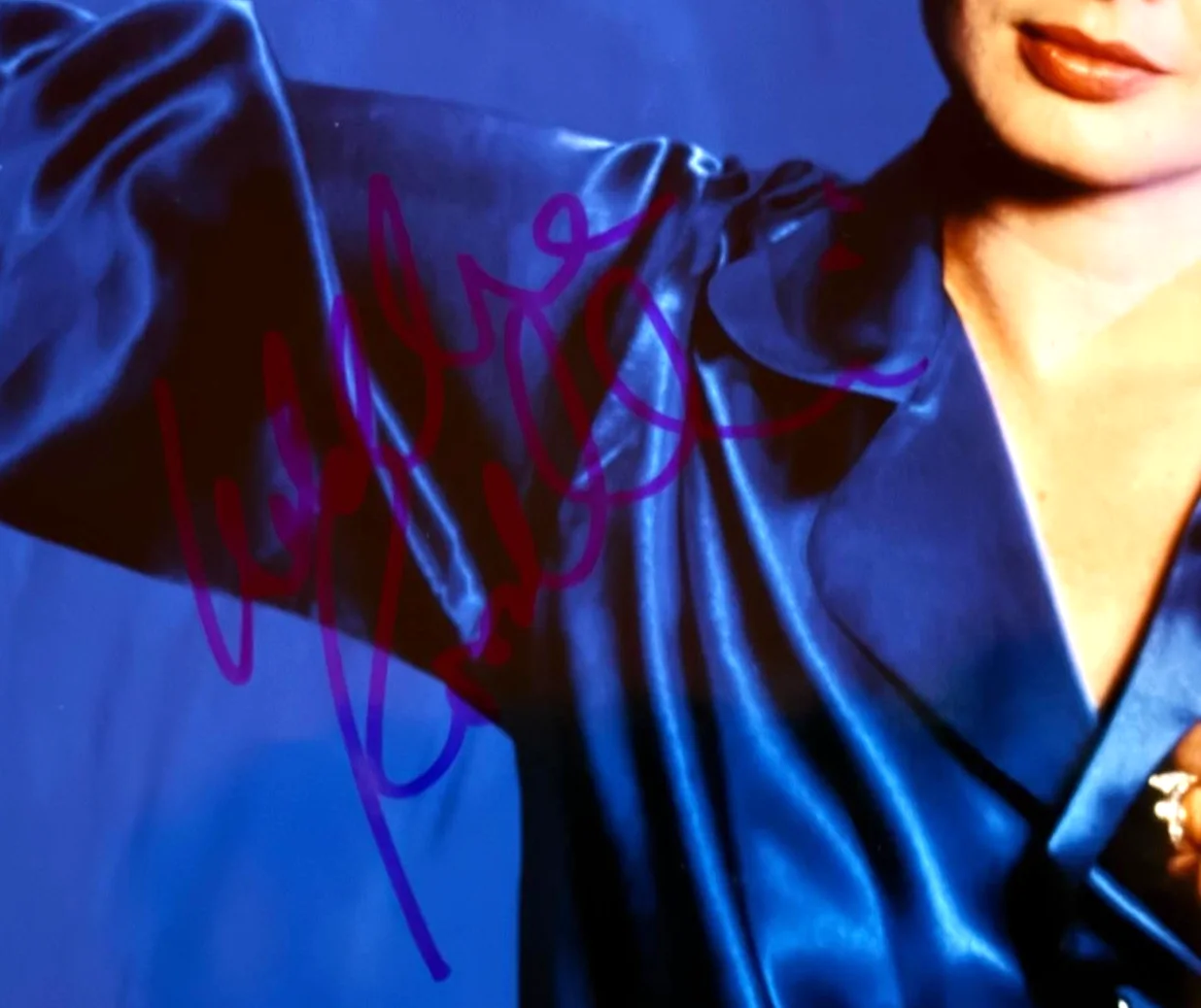 Isabella Rossellini — ISABELLA ROSSELLINI SIGNED AUTOGRAPHED 8X10 PHOTO CONCLAVE WYATT EARP PSA COA, изображение 2
