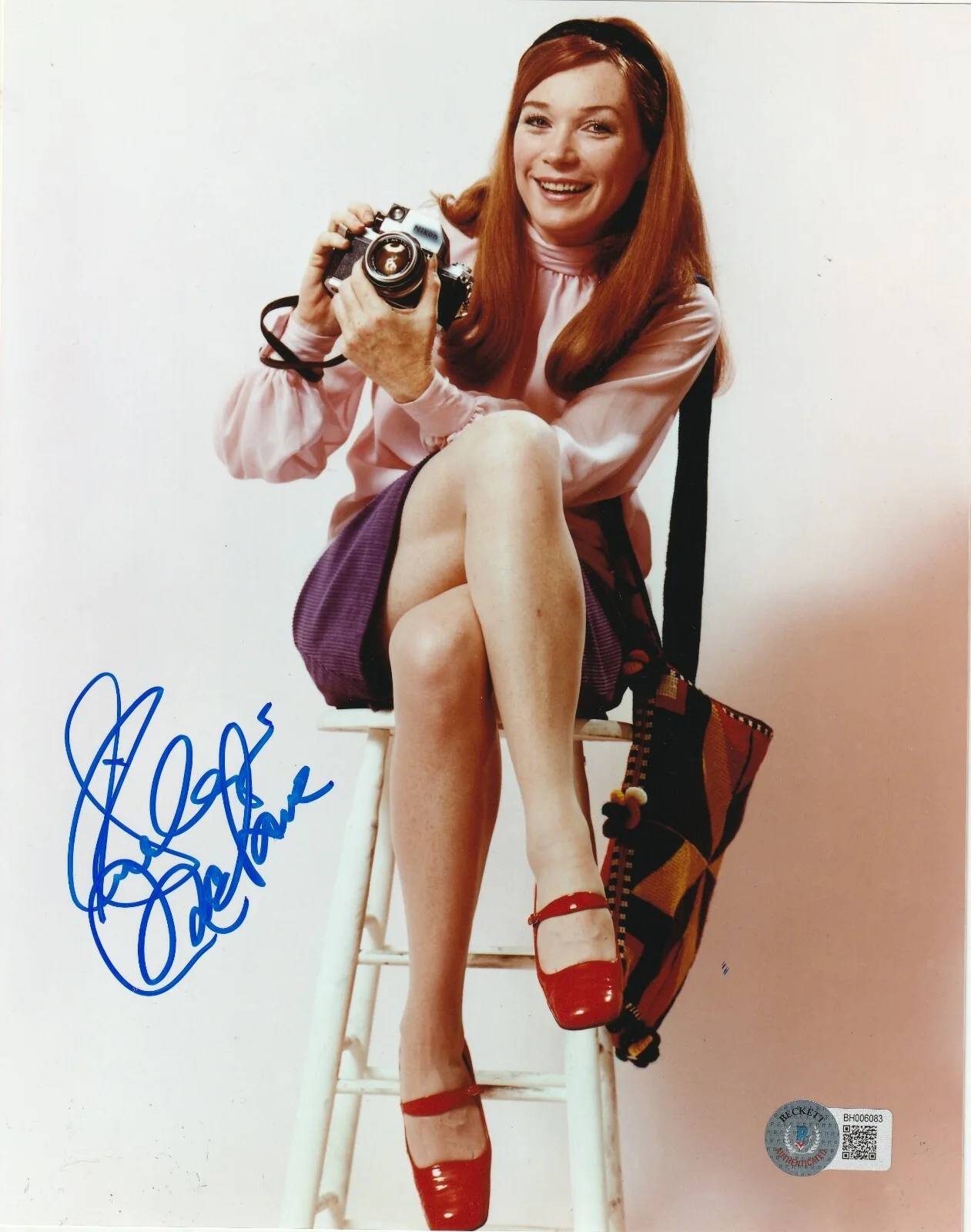 SHIRLEY MacLAINE — SHIRLEY MacLAINE Signed 8x10 PHOTO Beckett Auth (BAS)
