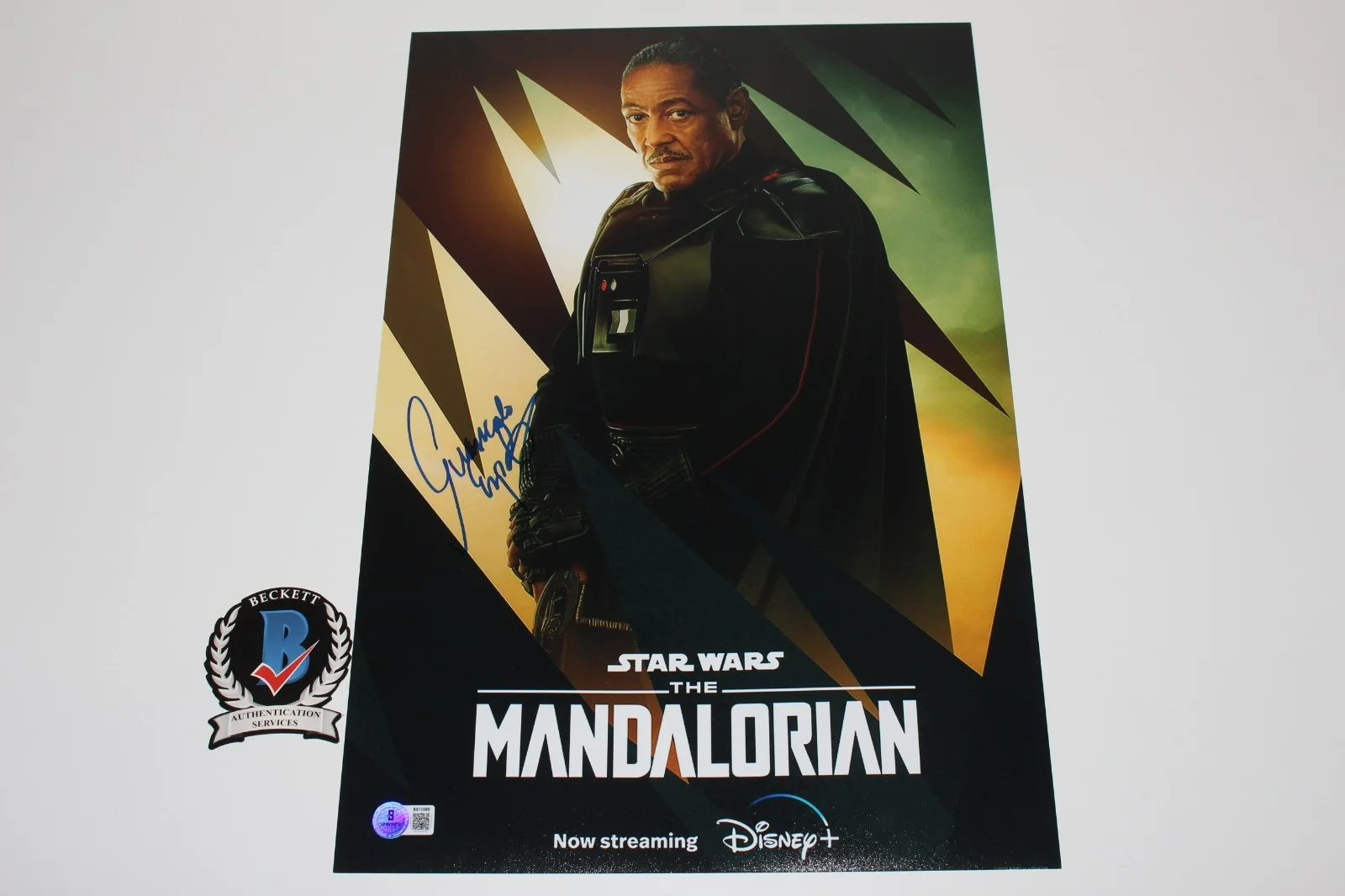 Giancarlo Esposito — GIANCARLO ESPOSITO SIGNED 'THE MADALORIAN' 12x18 POSTER STAR WARS BECKETT COA, изображение 2