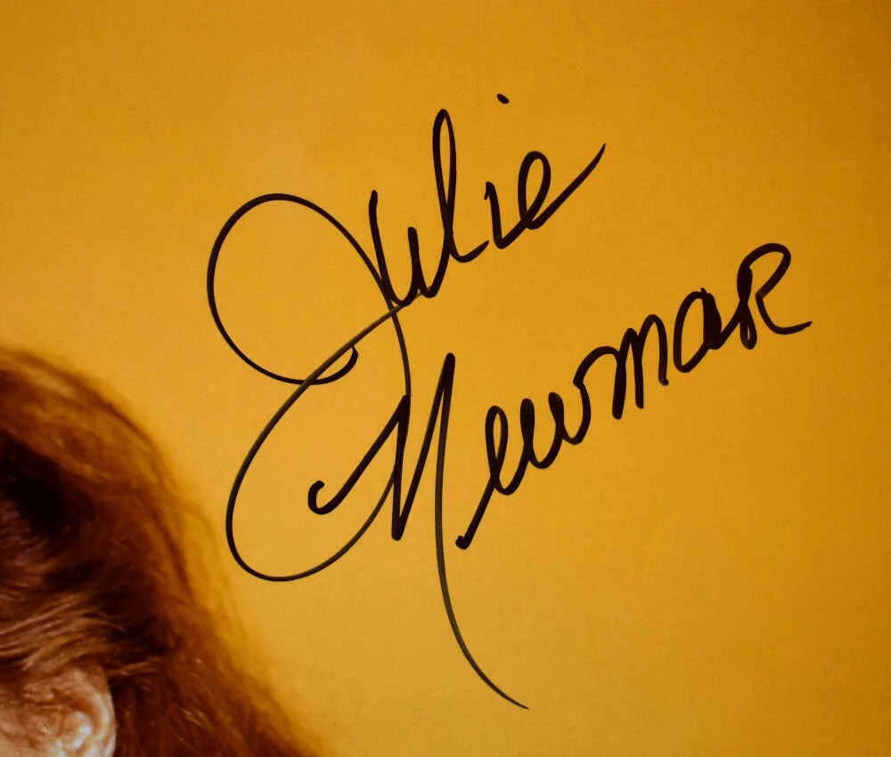 Julie Newmar — Julie Newmar Autographed 16x20 Catwoman Close Up Photo -Beckett W Hologram, изображение 2