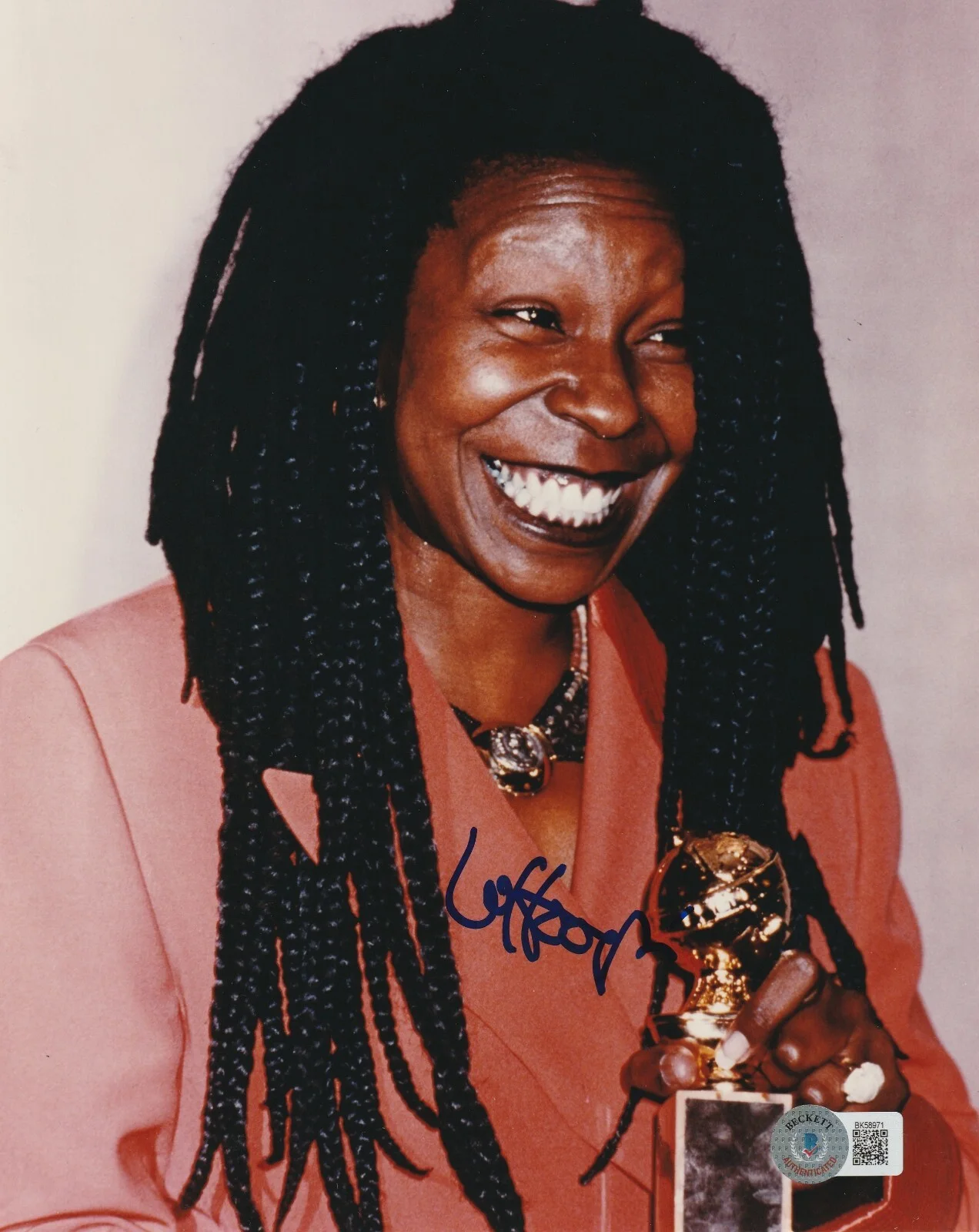 WHOOPI GOLDBERG — WHOOPI GOLDBERG Signed 8x10 PHOTO Beckett Authenticated BAS