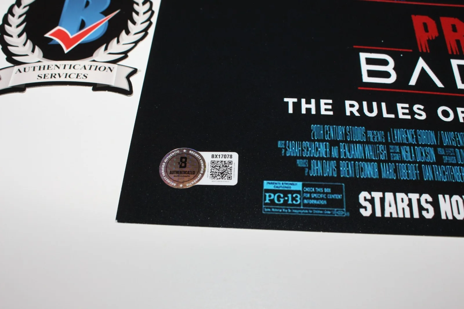 ELLE FANNING SIGNED 'PREDATOR BADLANDS' 12x18 MOVIE POSTER 2 THIA BECKETT COA, изображение 2