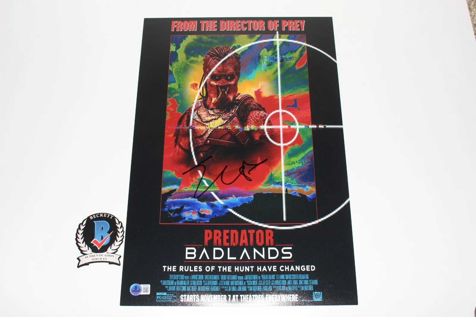 ELLE FANNING SIGNED 'PREDATOR BADLANDS' 12x18 MOVIE POSTER 2 THIA BECKETT COA, изображение 3