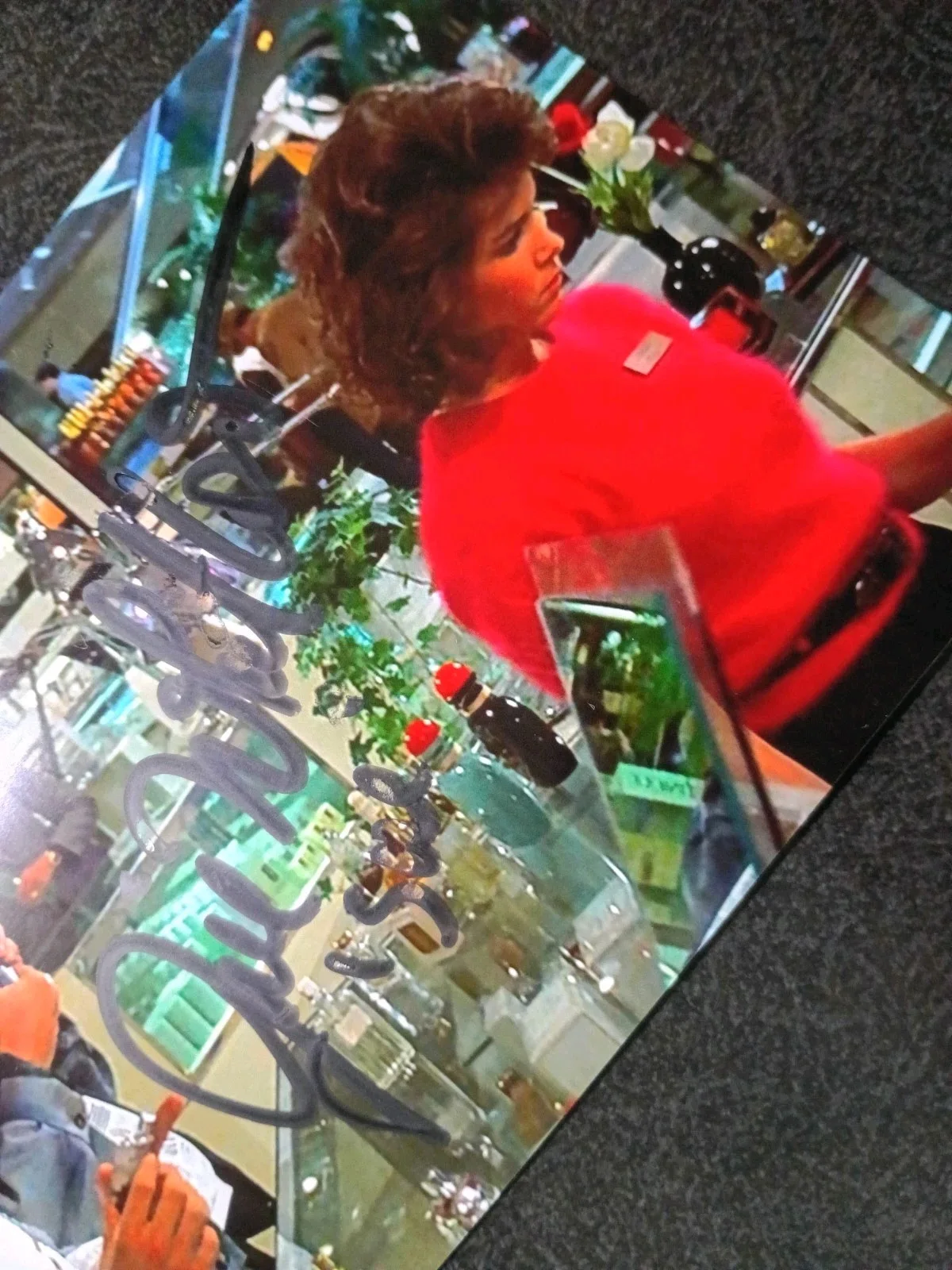 JILL WHITLOW As MINDY — JILL WHITLOW As PERFUME GIRL SUE Hand Signed Autograph 4X6 Photo - WEIRD SCIENCE, изображение 2