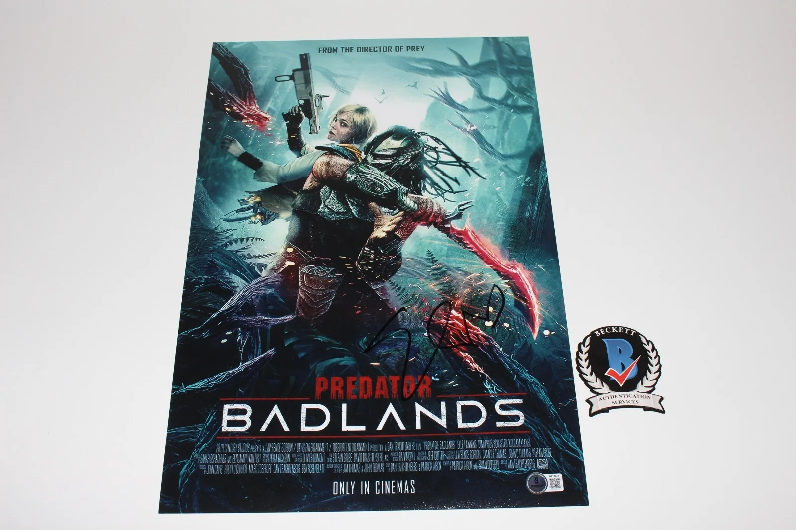 ELLE FANNING SIGNED 'PREDATOR BADLANDS' 12x18 MOVIE POSTER 1 THIA BECKETT COA, изображение 3