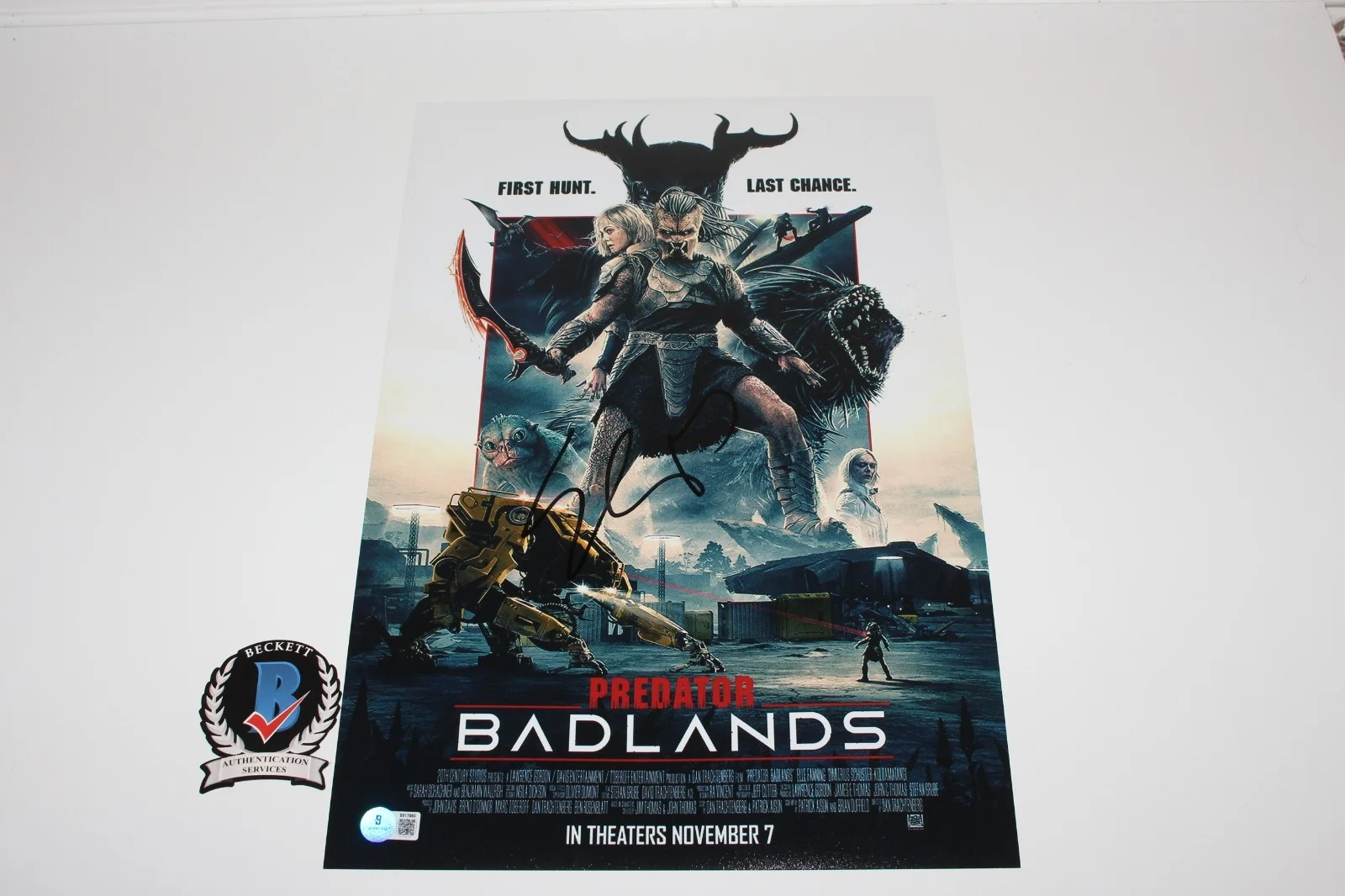 ELLE FANNING SIGNED 'PREDATOR BADLANDS' 12x18 MOVIE POSTER THIA BECKETT COA BAS, изображение 3