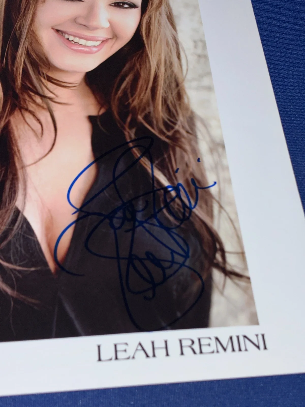 VINTAGE Leah Remini Signed Autographed 8x10 Photo Personalized To Mike Actress T, image 2