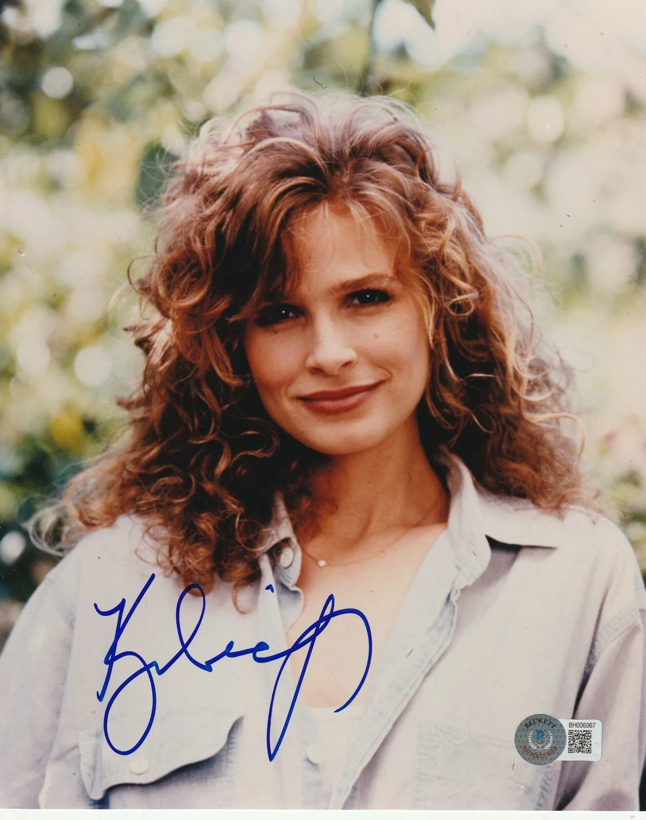 KYRA SEDGWICK — KYRA SEDGWICK Signed 8x10 PHOTO Beckett Auth (BAS)