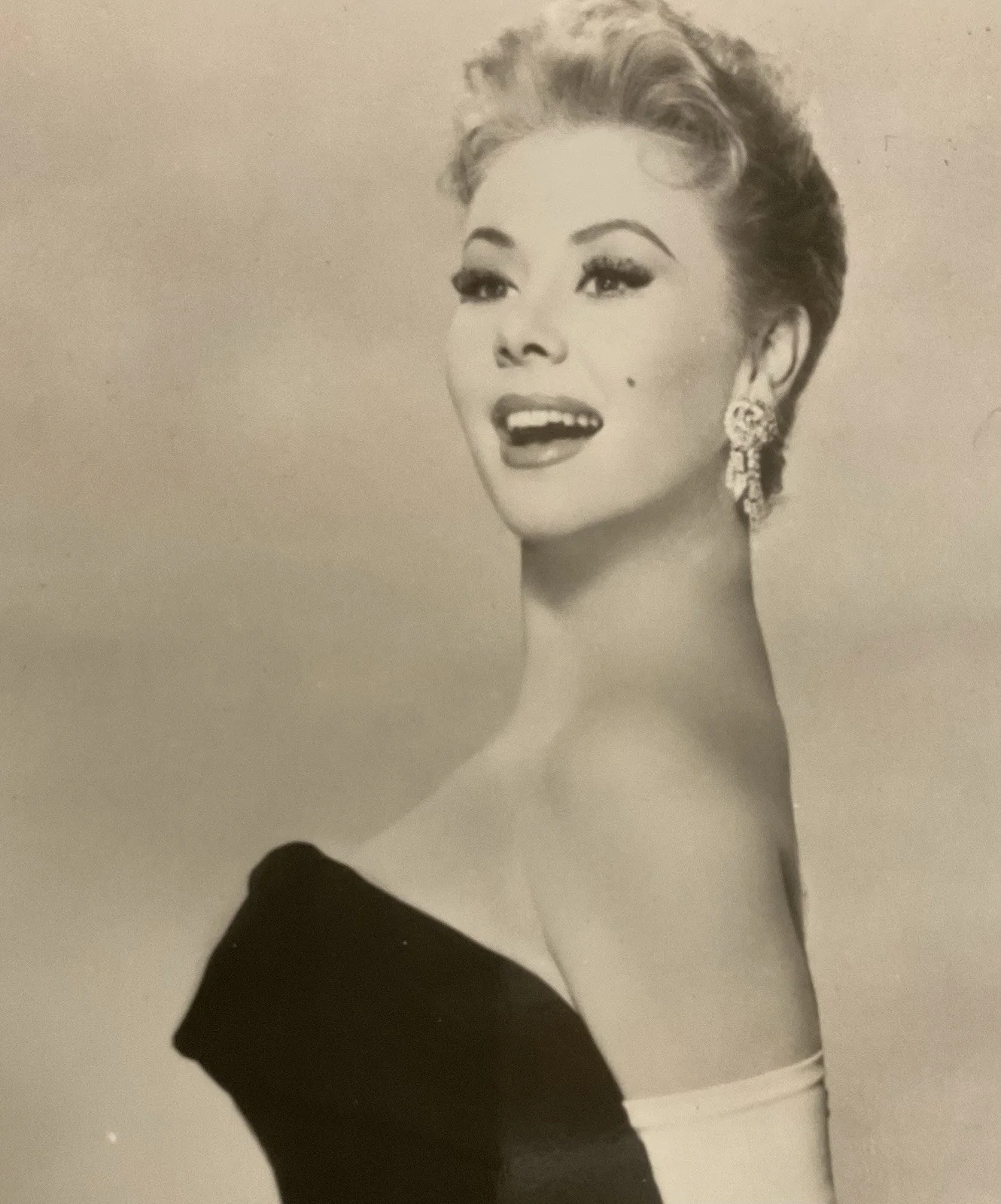 MITZI GAYNOR AUTOGRAPHED PHOTO; Black & White; No CoA; Excellent, изображение 3