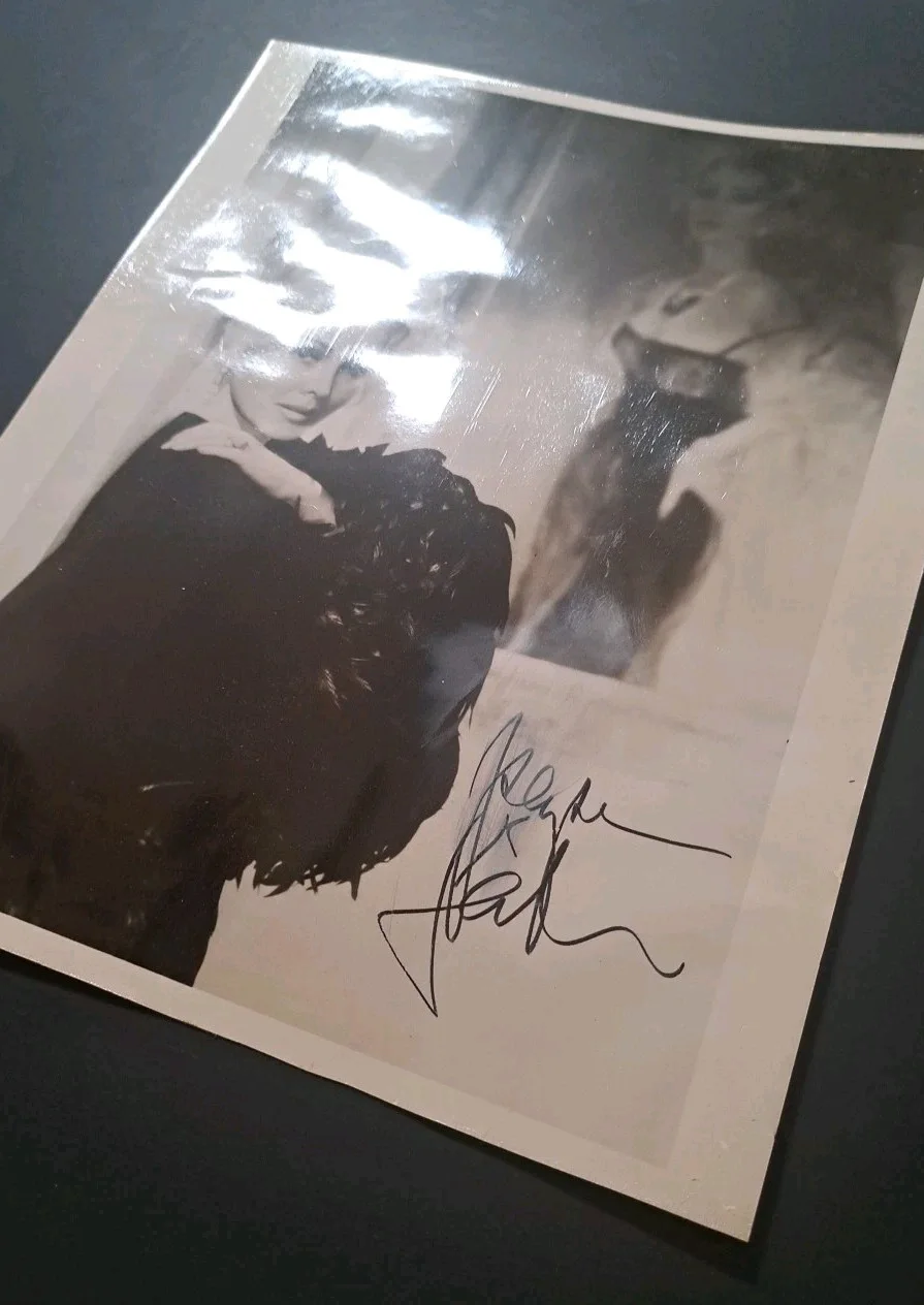 Zsa Zsa Gabor — Zsa Zsa Gabor Autographed 8x10 B&W Portrait Photo – Vintage Hollywood Glamour, изображение 2