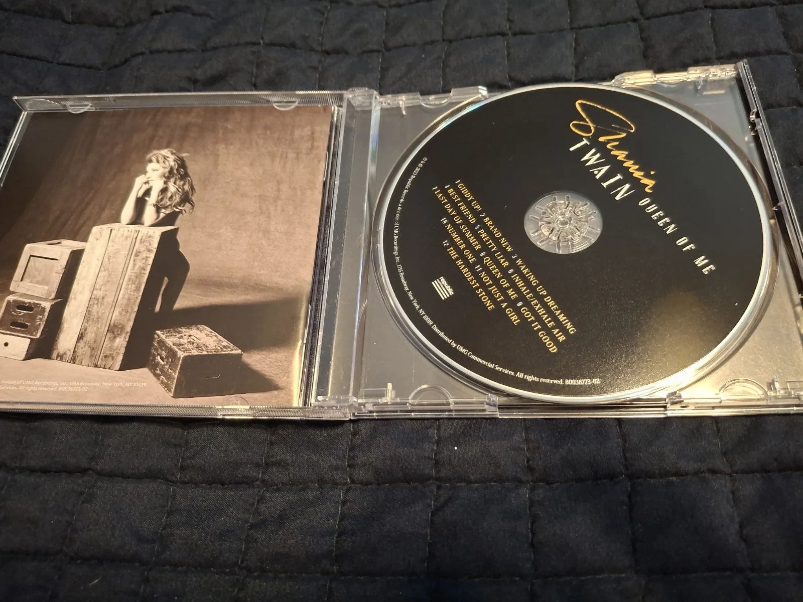 SHANIA TWAIN - AUTOGRAPHED "QUEEN OF ME" SIGNED ARTCARD IN CD 2023, изображение 3