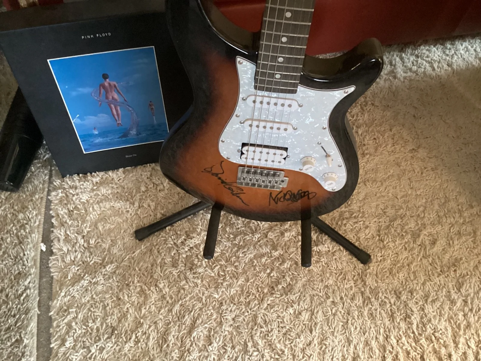 David Gilmour Signed Pink Floyd Dark Side Of The Moon Guitar autograph, изображение 2