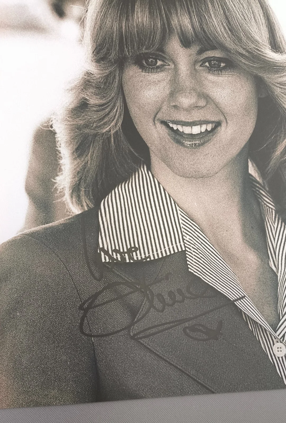 OLIVIA NEWTON-JOHN — OLIVIA NEWTON-JOHN SIGNED AUTOGRAPHED PHOTO 8X10, image 2