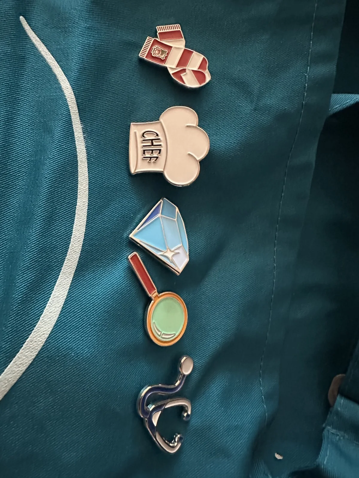 DISNEY PLUS + LOGO APRON CHEF & PIN BADGE BUTTON SET X5 UK PROMO PROMOTIONAL NEW, изображение 2