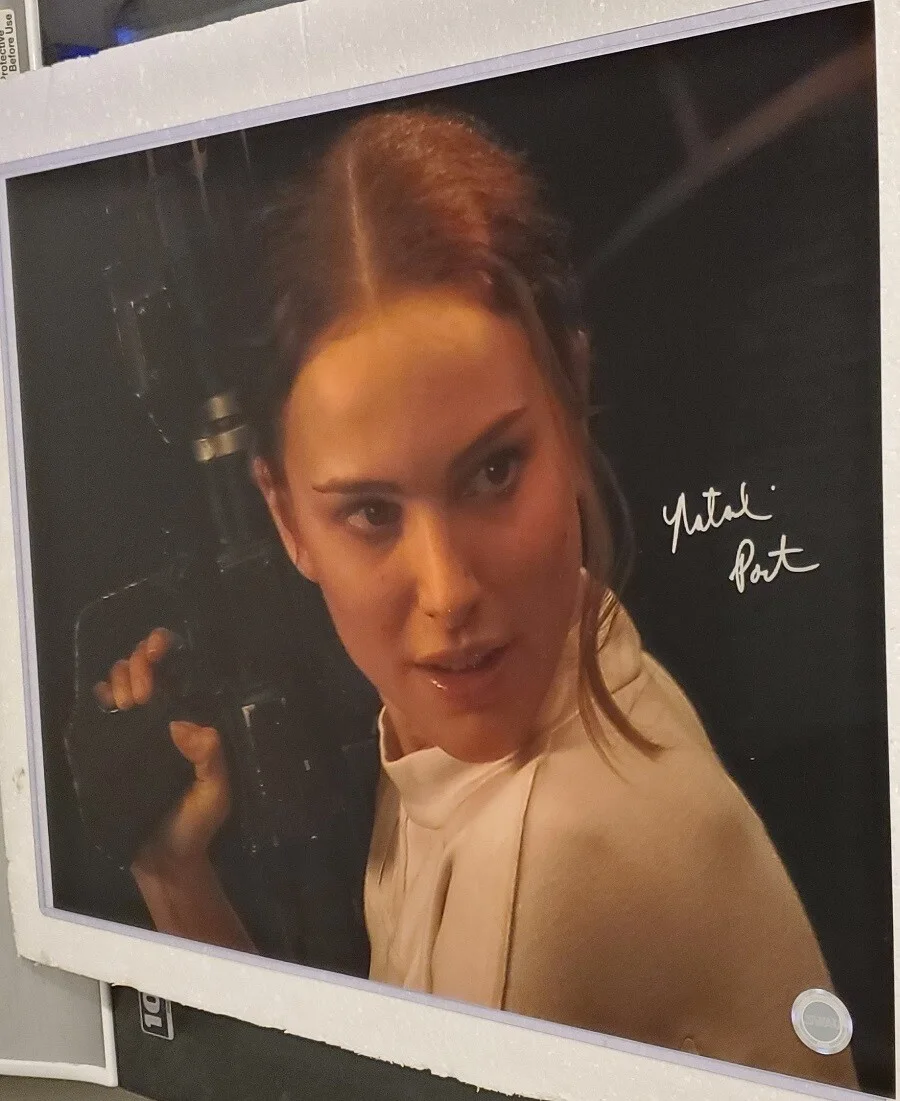 Natalie Portman — Natalie Portman Signed 16 x 20 SWAU Blaster Rifle Rare Photo " Star Wars "