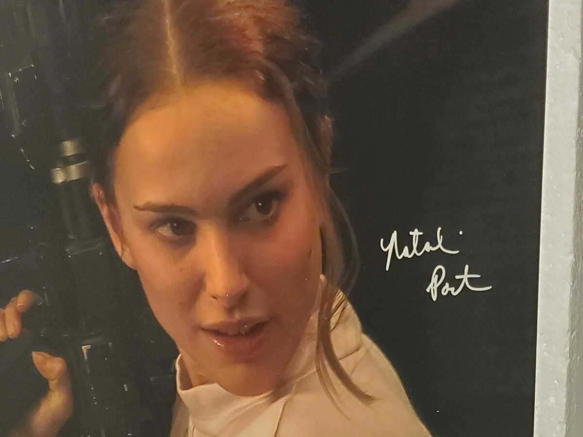 Natalie Portman — Natalie Portman Signed 16 x 20 SWAU Blaster Rifle Rare Photo " Star Wars ", изображение 2