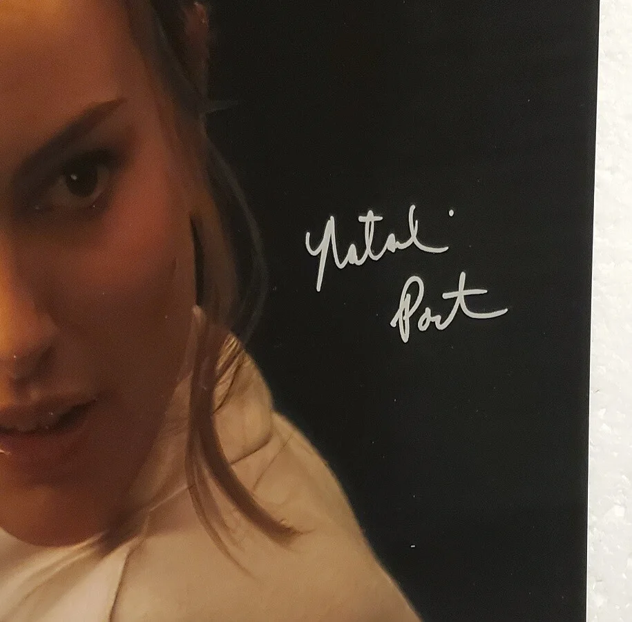 Natalie Portman — Natalie Portman Signed 16 x 20 SWAU Blaster Rifle Rare Photo " Star Wars ", изображение 3