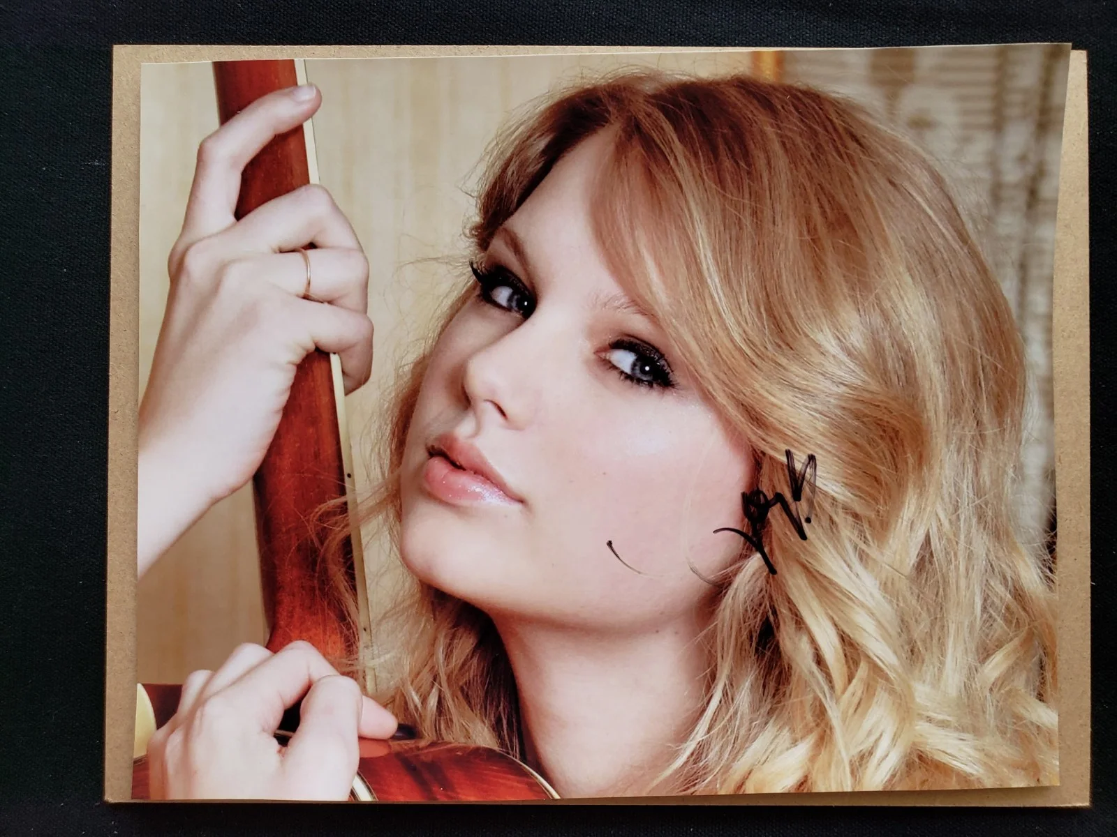 TAYLOR SWIFT Hand Signed 8x10 Original Autograph with Frame and Authentic COA, image 2