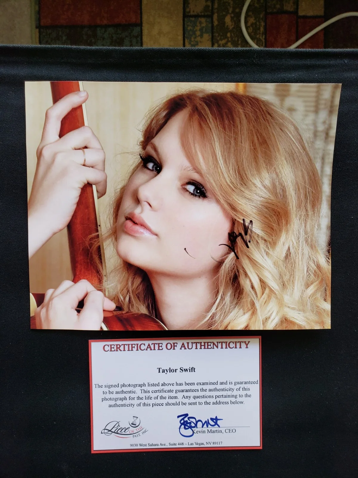 TAYLOR SWIFT Hand Signed 8x10 Original Autograph with Frame and Authentic COA, image 3