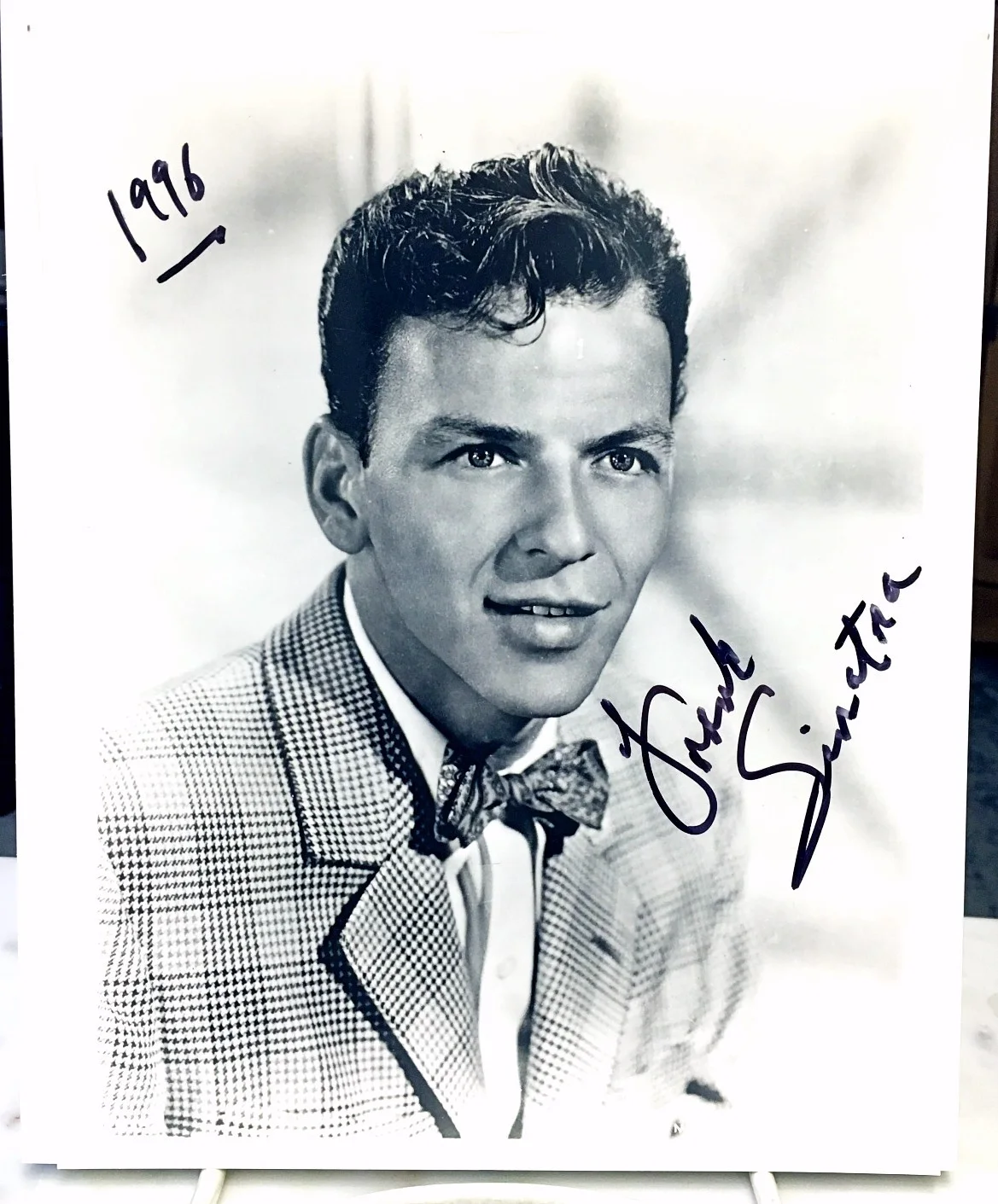SUPERB FRANK SINATRA AUTOGRAPHED PHOTO--AUTHENTIC GEM FROM 1996-READ DESCRIPTION, image 3