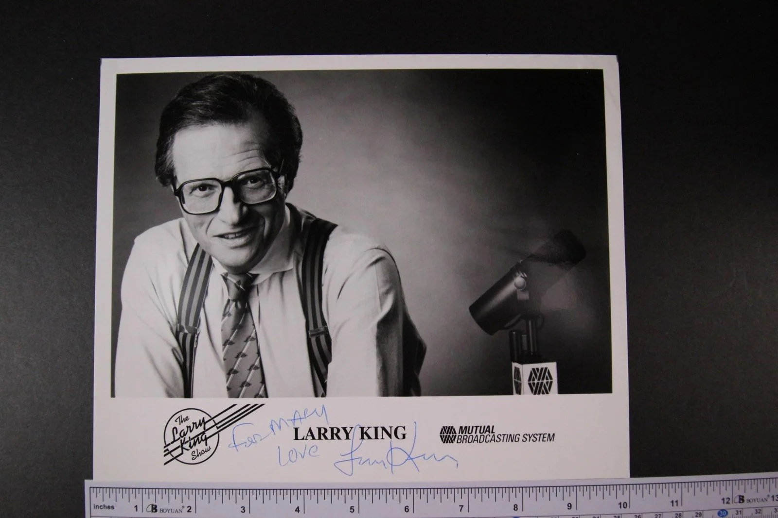 Larry King — LARRY KING (1933-2021) (THE LARRY KING SHOW) AUTOGRAPH PHOTO~