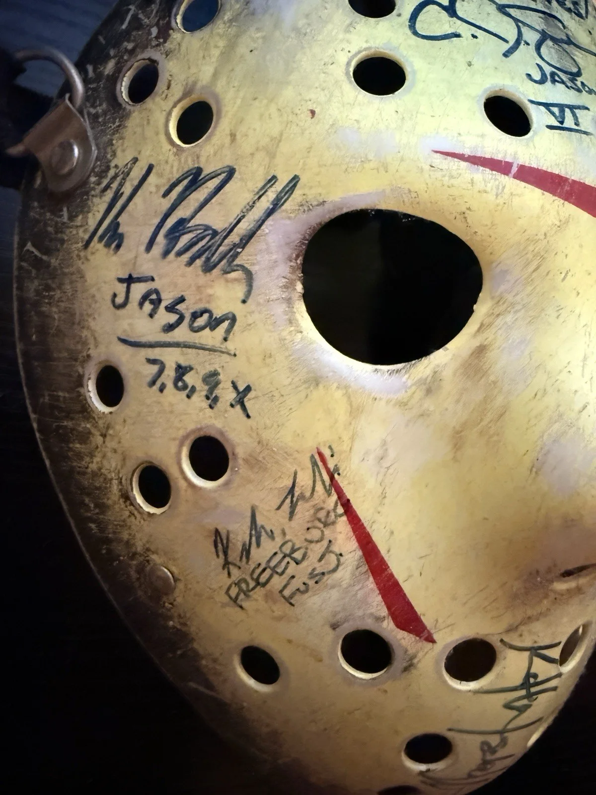 Kane Hodder, CJ Graham, Steve Dash, Kyle Labine, Katherine Isabel — Freddy V Jason (2003) Cast Autographed Mask With 3 Jason Signatures, изображение 2