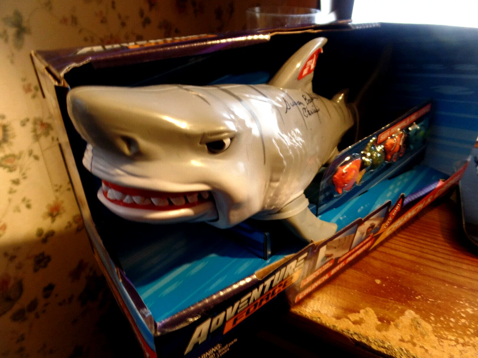 Susan Backlinie — 1ST VICTIM Susan Backlinie Autograph JSA on UNUSED Signed JAWS Toy Action Shark, image 3