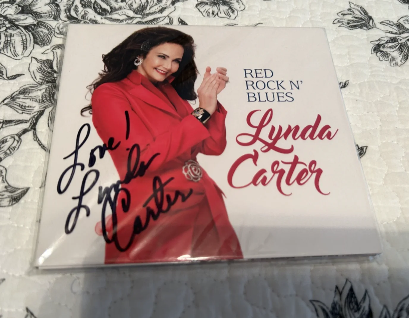 Lynda Carter Signed Autograph Red Rock N' Blues CD Wonder Woman MINT, image 3