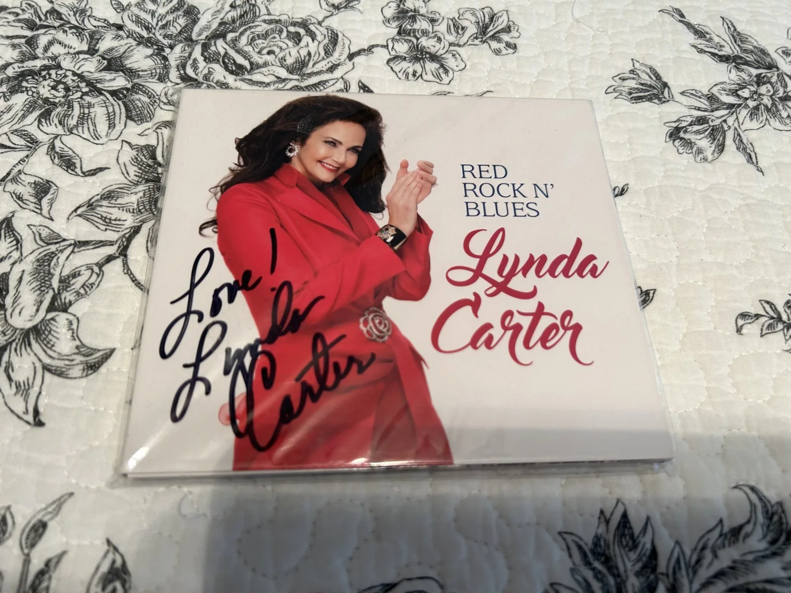 Lynda Carter Signed Autograph Red Rock N' Blues CD Wonder Woman MINT, image 4
