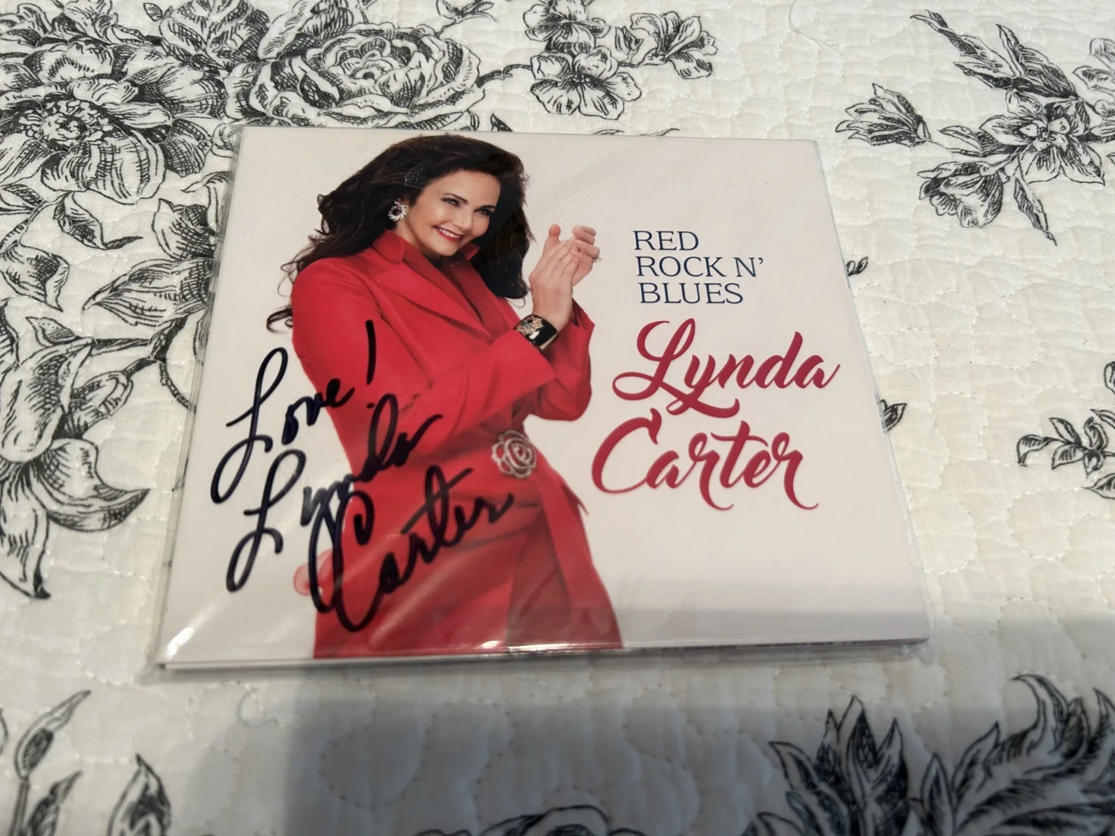 Lynda Carter Signed Autograph Red Rock N' Blues CD Wonder Woman MINT, image 5