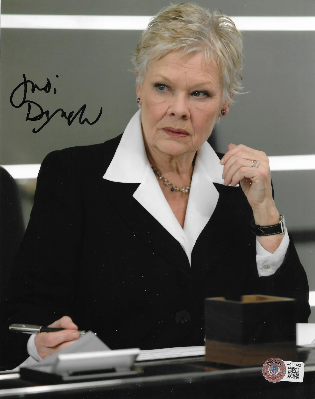 Judi Dench — Dame Judi Dench Skyfall James Bond M BAS Signed 8x10 Photo Autographed 42