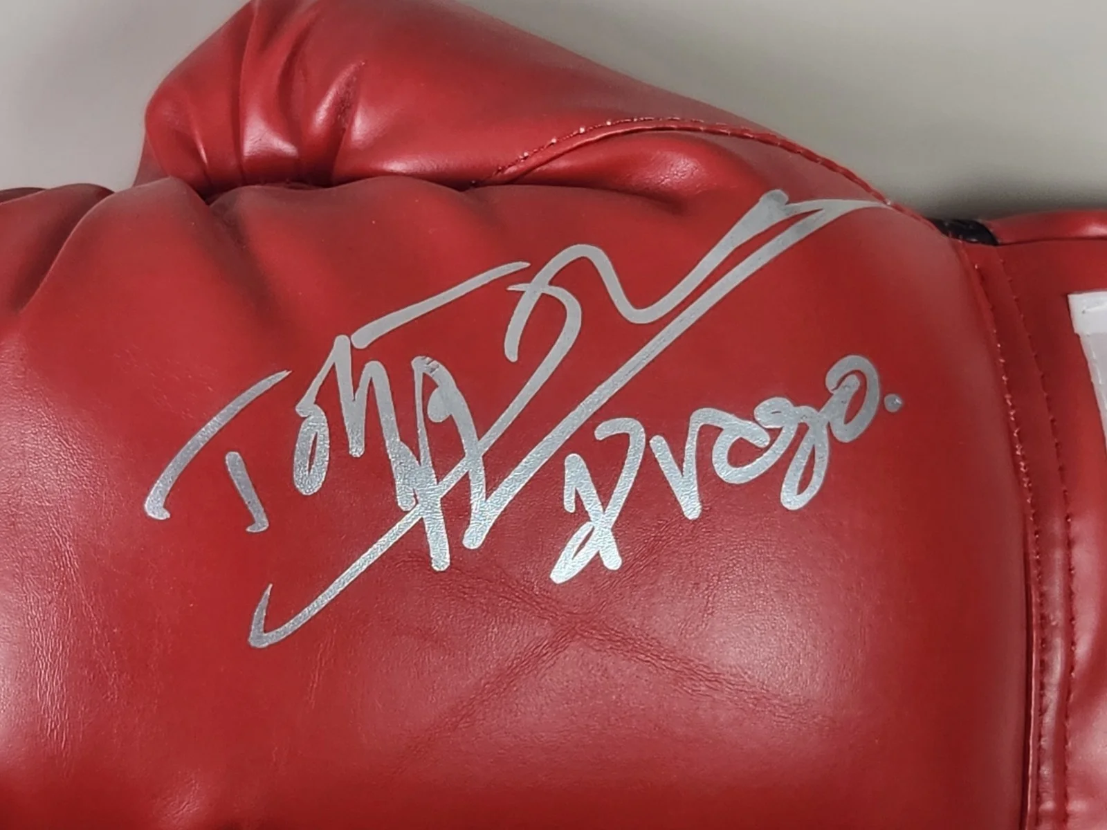 Dolph Lundgren — JSA Dolph Lundgren Signed Red Everlast LH Boxing Glove Drago Rocky IV A, image 4