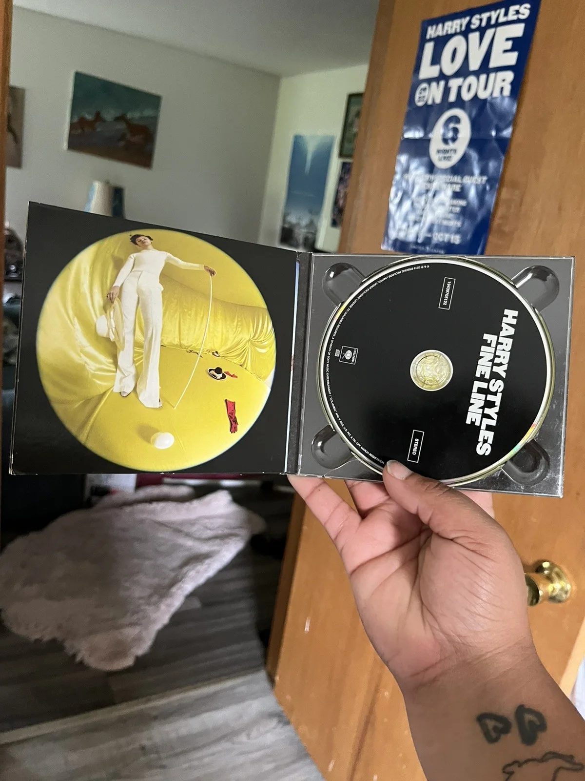Harry Styles Signed Autographed CD, изображение 2