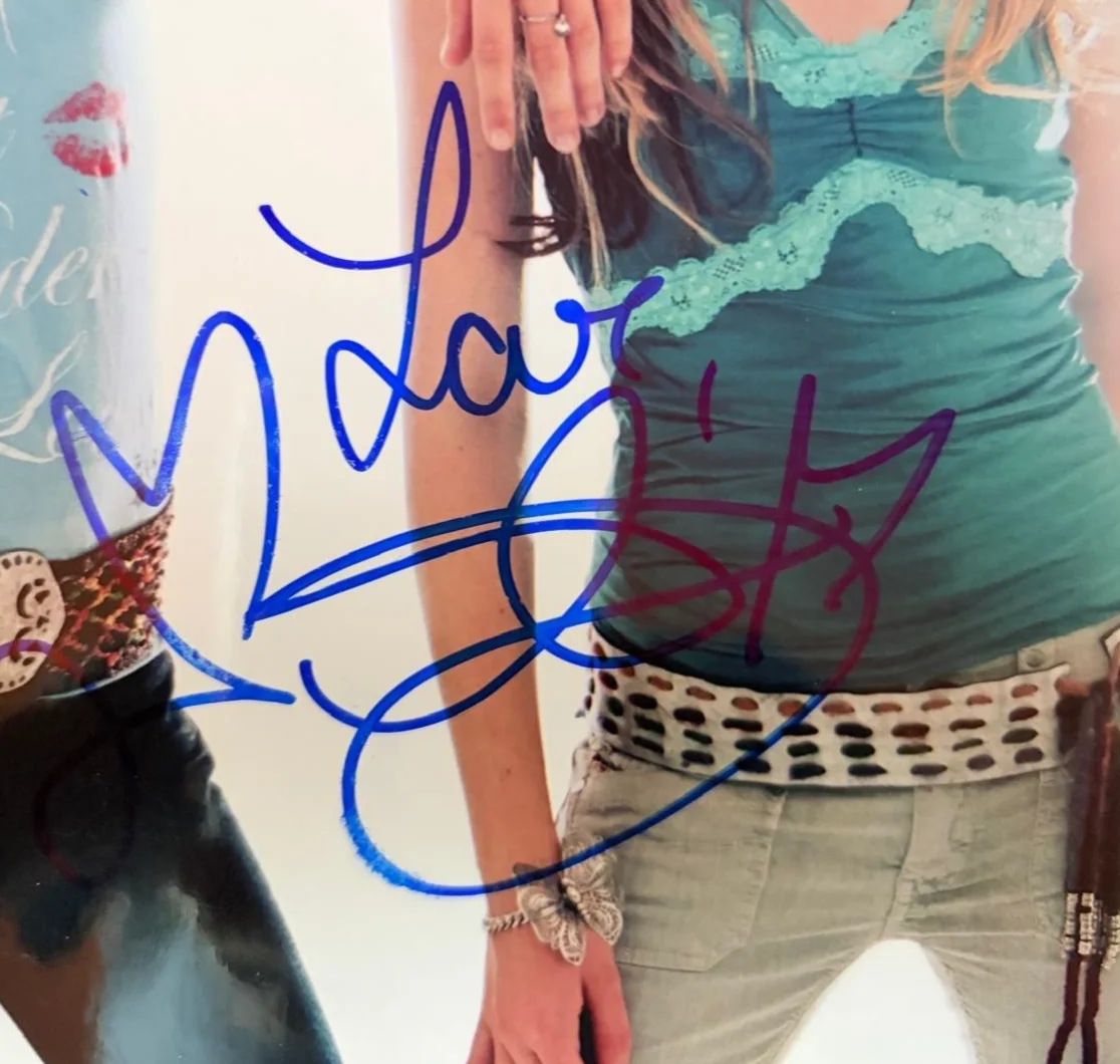 ALY & AJ MICHALKA SIGNED AUTOGRAPHED 8X10 PHOTO 78violet GOLDBERG SCHOOLED PSA, изображение 3