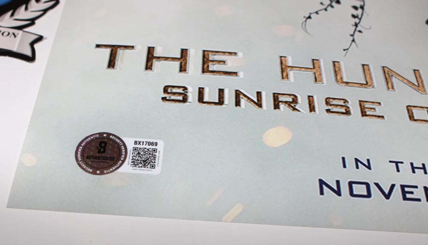 ELLE FANNING SIGNED THE HUNGER GAMES SUNRISE REAPING 12x18 POSTER BECKETT COA, изображение 2
