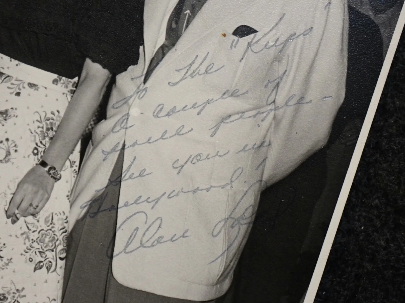 ALLAN LADD — Vintage 1948 Hollywood Noir On-Set Signed Photo Alan Ladd Sue Carol Irv Kupcinet, изображение 2